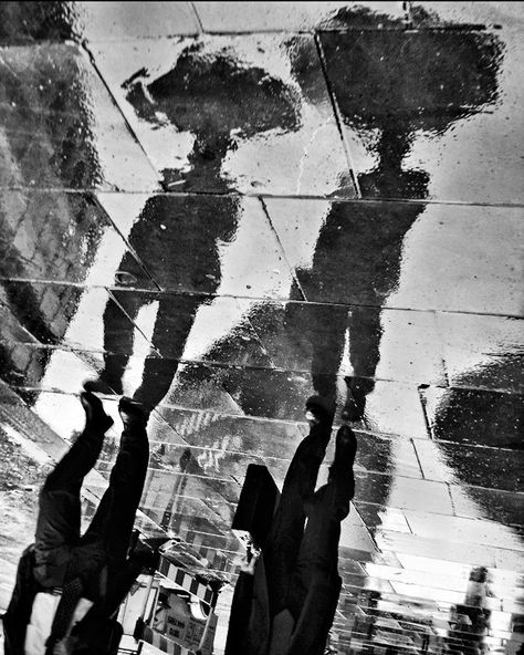 25 Beautiful Monochrome Black and White Photography – lMINTRZ London Street Photography, Reflection Photography, The Reflection, Foto Tips, Water Reflections, Contest Winner, London Photography, Street Photographers, Black White Photos