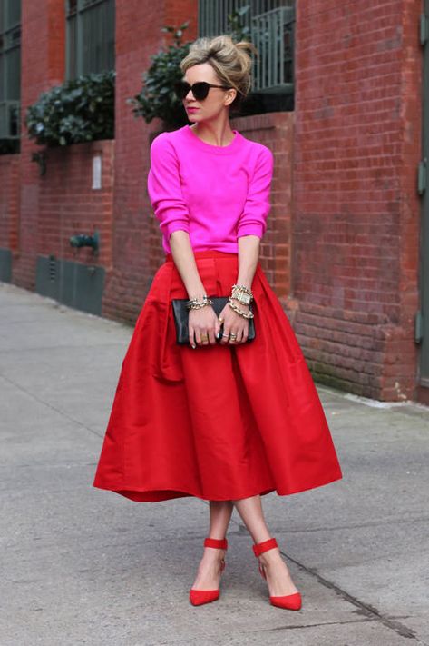 The color, the silhouette - the shoes! How to Wear Bright Color in The Fall and Winter: New Color Combinations to Try Ținute Business Casual, Mode Prints, Color Trends Fashion, Aesthetic Red, Red Skirt, Red Prom, Dress Aesthetic, Stil Inspiration, Fashion Blogger Style