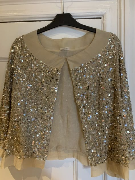 Heartmade Gold Sequin Open Front Jacket Heartmade sequin open front jacket in gold and neutral Purchase Worn by Crown Princess Mary on:18 September 2007 Vivi Fashion, Sequins Top Outfit, Gold Sequin Jacket, Mother Of The Bride Suits, Hijab Fashionista, Stylish Short Dresses, Cocktail Outfit, Sequin Outfit, Dress Design Patterns