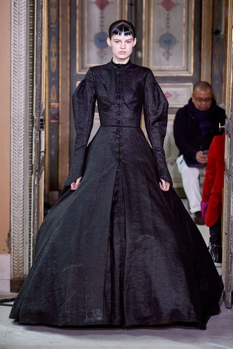 Olivier Theyskens Fall 2019 Ready-To-Wear Princess Frocks, Olivier Theyskens, Fashion Trend Report, Women's Runway Fashion, Blade Runner, Menswear Inspired, Fashion Show Collection, Vogue Paris, A Dress