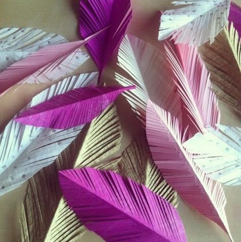 paper-feathers Feather Tutorial, Feather Diy, Paper Feathers, Pen Craft, Paper Birds, Diy Papier, Feather Crafts, Paper Flowers Craft, Paper Flowers Diy