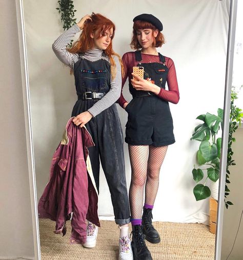 ☽ ✱ ✧ LIBBY ✱ ✧ ☼ on Instagram: “Dungarees appreciation post!!! Which looks do you prefer, 1 or 2? 🍁🍂🍁 - (My sister and me will be selling all of these pieces on our @depop…” Liberty Mai, Gala Fashion, 90s Looks, Look Retro, Super Outfit, 90s Fashion Outfits, 90s Outfit, Zooey Deschanel, Appreciation Post