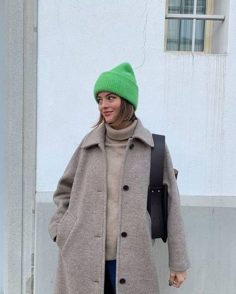 Beanie Hat Outfit, Winter Hat Outfit, Hat Trends, Minimal Style Outfits, Green Beanie, Beanie Outfit, Outfit Mujer, Beanie Style, Casual Hat