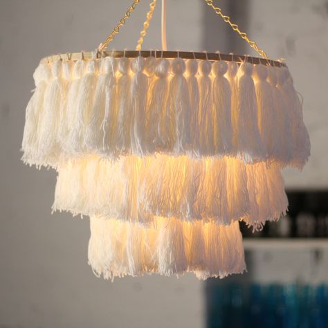 Kattokruunu Diy, Boho Decorating, Chandelier Boho, Diy Para A Casa, Chandelier Diy, Tassel Chandelier, Kraf Kertas, Lampe Diy, Embroidery Hoop Crafts