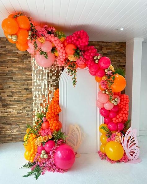 Annie Harutoonian on Instagram: "An absolute spring beauty with this balloon garland setup 🌸🧡 by @jazzitupeventsx @en.eventsx #theeventcollectivex" Womens Party Decorations, Color Theme Birthday Party Ideas, Colorful Sweet 16 Party, Women Birthday Decorations, Spring Balloon Garland, Women Birthday Ideas, Spring Balloons, Tropical Balloon Garland, Tropical Birthday Decorations