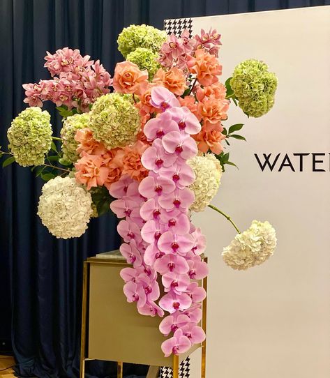 Modern Wedding Floral Centerpieces, 2023 Palette, Wedding Colour Palettes, Modern Wedding Flowers, Hydrangeas Wedding, Wedding Floral Centerpieces, Modern Flower Arrangements, Sunset Wedding, Flower Packaging