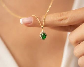 Simple Emerald Necklace, Green Emerald Necklace, Glowing Heart, Gold Birthstone Necklace, Necklace Emerald, Emerald Birthstone, Necklace For Mom, May Birthday, Lucky Green