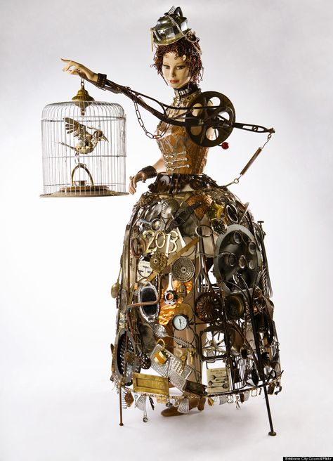 Steampunk Scrapbooking, Art From Recycled Materials, Metal Art Techniques, Assemblage Art Dolls, Therapy Techniques, Arte Steampunk, Arte Robot, Found Object Art, Found Art