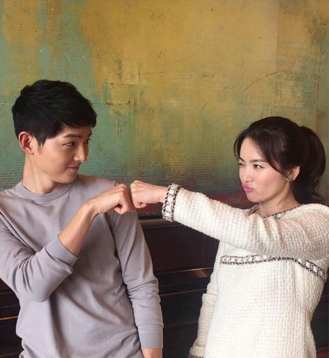 Song Hye Kyo & Song Jong Ki Descendants Of The Sun Wallpaper, My Shy Boss, Foto Pertunangan, Sun Song, Songsong Couple, Hye Kyo, Fist Bump, Song Joong, Song Hye Kyo