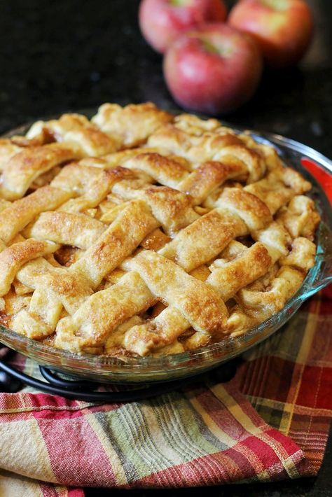 The best apple pie EVER. This is what I'm bringing to Thanksgiving!! Resep Pasta, Best Apple Pie, Homemade Pie Crusts, Flaky Crust, Apple Pie Recipes, Homemade Apple, Homemade Pie, Fresh Apples, Pie Dessert