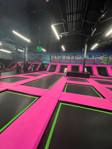 Trampoline Park With Friends, Trampoline Park Aesthetic, Trampoline Indoor, Outing Ideas, Dump Ideas, Friend Activities, Chill Photos, Trampoline Park, Summer Fun List