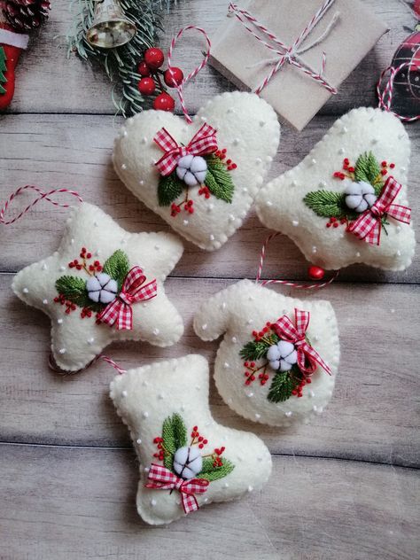 Felt Embroidered Heart Ornaments, Christmas Felt Patterns, Holiday Ornaments Diy, Jul Diy, Diy Felt Christmas Ornaments, Hantverk Diy, Felt Ornaments Patterns, Felt Crafts Christmas, Christmas Felt