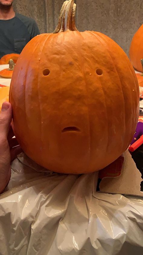 Carving Aesthetic, Pumpkin Faces Ideas, Pumpkin Carving Aesthetic, Pumpkin Painting Halloween, Halloween Pumpkin Painting, Funny Pumpkin Carvings, Läskig Halloween, Creative Pumpkin Painting, Cute Pumpkin Carving