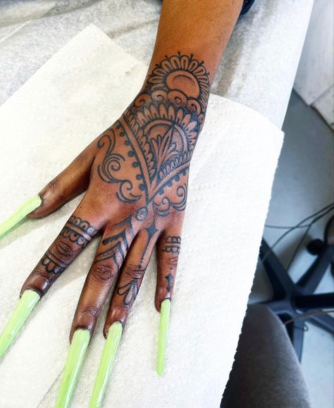 Henna Hand Tattoos Permanent, Pretty Tattoos For Women Hand, Hand Tattoos On Black Women, Mandala Tattoo Black Women, Hand Tattoos Henna Style, Hand Tats For Black Women, Hand Tats For Women Mandala, Henna On Black Women, Henna Hand Tattoos Black Women