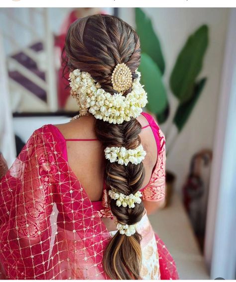 Red Tamil Bridal Saree, Hairstyles For Mehendi Indian Bridal, Engagement Saree Hairstyles, Maharashtrian Bride Hairstyle Bun, Tamil Bride Hair, Tamil Bridesmaid Hairstyle, Traditional Saree Hairstyles Indian, Maharashtrian Hairstyle, Tamil Bride Hairstyle