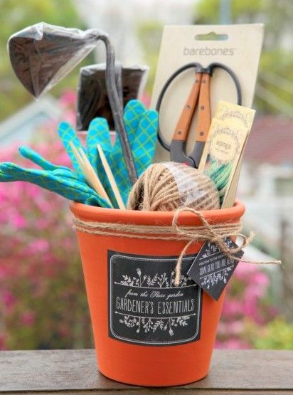 To welcome a new family to the block, why not give them a thoughtful pot filled with gardening goodies? Including some of your favourite tools like hand tools, seeds collected from your garden, and a catalog to local garden businesses would be a nice touch. Mint Salt, Gardner Gifts, Scrub Homemade, Gardening Gift Set, Gardening Gift Baskets, Lavender Sugar, Scrub Diy, Diy Gift Set, Diy Gift Baskets