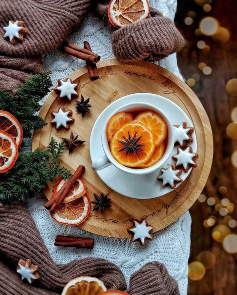 Sweets Photography, Tea Aesthetic, Winter Tea, Cute Christmas Wallpaper, Hot Chocolate Bars, Coffee Photography, Winter Wallpaper, Christmas Tea, Christmas Coffee