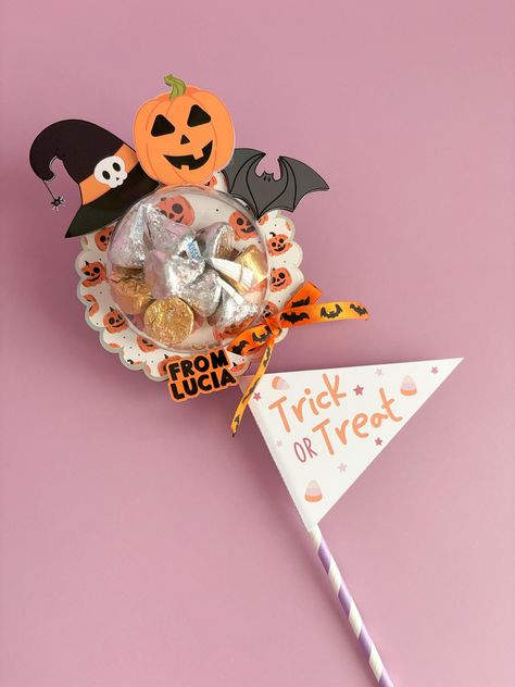 Spooktacular Halloween Party Favors that are cute and customizable with your favorite candy treat.  Fill the empty dome with the candy of your choice to create unique party favors that match your theme. Whether it's vibrant skittles, classic chocolates, or spooky sweets, the choice is yours! ITEM DETAILS This listing is for 1 Pumpkin Halloween Wand  (for a party of 5 guest please select a quantity of 5 items) Each individual favor includes:  * Clear Dome for treats * 3.5x13in * Images printed in Halloween Candy Crafts For School, Easy Class Halloween Treats, Trick Or Treat Candy Bags, Dance Class Halloween Treats, Halloween Sucker Holder, Preschool Halloween Treats Bags, Halloween Classroom Favors, Halloween Gifts For Classmates, Class Halloween Gifts