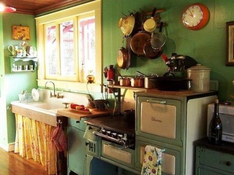 Small Kitchen Designs in Yellow and Green Colors Accentuated with Red or Light Blue Yellow Kitchen Designs, Yellow Farmhouse, Retro Kitchens, Old Fashioned Kitchen, Boho Kitchen Decor, Kitchen Country, Farmhouse Sinks, Simple Interior, Wooden Floors