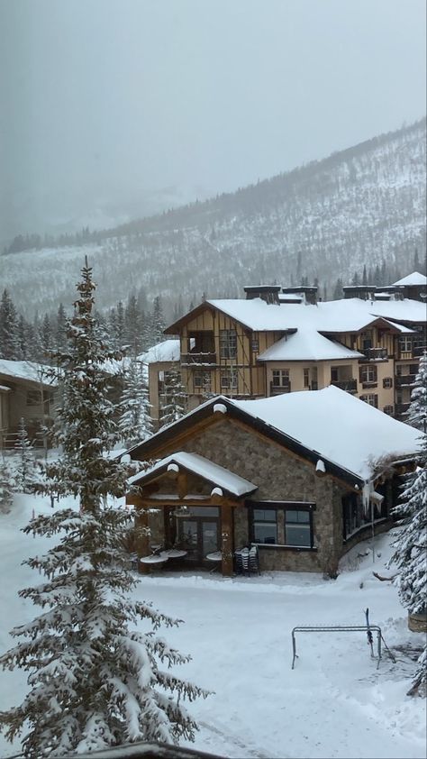 Snow Luxury Aesthetic, Winter Cabin Christmas, Snow Village Aesthetic, Ski Chalet Aesthetic, Winter Lodge Aesthetic, Ski Cabin Aesthetic, Christmas Cabin Aesthetic, Snow Cabins, Mate Aesthetic