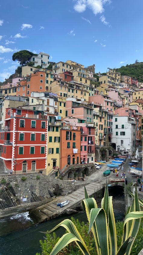 riomaggiore, italy, north italia, summer, holidays, vacations, europe, european summer, aesthetic pic inspo, village, colorful Northern Italy Mountains, North Italy Aesthetic, Italy North, Italy Villages, North Italia, Riomaggiore Italy, Italian Beach, North Italy, France Summer