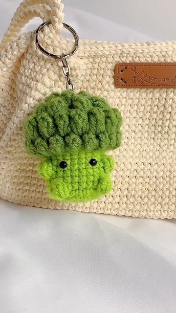 Crochet Broccoli Pattern Free, How To Crochet A Keychain, Broccoli Amigurumi, What To Crochet Ideas, Crochet Ideas Keychain, Keychain Crochet Ideas, Cute Crochet Things, Crochet Broccoli, Cute Crochet Keychains