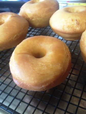 Emo Marie and the Quest for Domestic Perfection: Overnight Yeast Doughnuts - Best Recipe I Have Tried! Yeast Doughnuts, Mini Donut Recipes, Doughnut Recipe Easy, Sweet Bread Rolls, Fried Dessert, Yeast Donuts, Homemade Donuts Recipe, Lentil Dishes, Brunch Bread