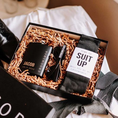 Gift Box For Groomsmen, Groomsmen Flask Vinyl, Groomsman Gift Box Ideas, Bridesmaid Proposal Box Ideas Black And White, Groom Box Ideas, Entourage Gift Ideas, Grooms Box Ideas, Groomsmen Proposal Destination Wedding, Bestman Boxes