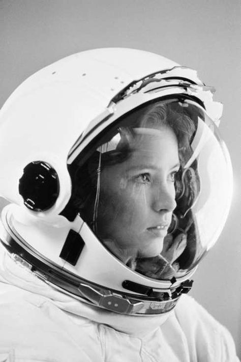 Astronaut Anna Lee Fisher Wants to See a Woman on Mars Anna Fisher, Astronaut Helmet, Anna Lee, 얼굴 드로잉, Photographie Portrait Inspiration, Nasa Astronauts, Photographie Inspo, Space Girl, Space Suit