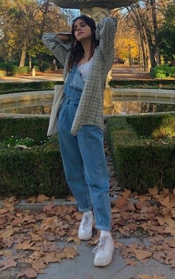 Rainy Day Overalls Outfit, Cute Jean Overall Outfits, Cute Fall Outfits Overalls, Overalls Flannel Outfit, Cute Fall Overall Outfits, Cute Outfits Overalls, Overalls With Jacket, Cute Overalls Outfits, Jean Overall Outfits Fall