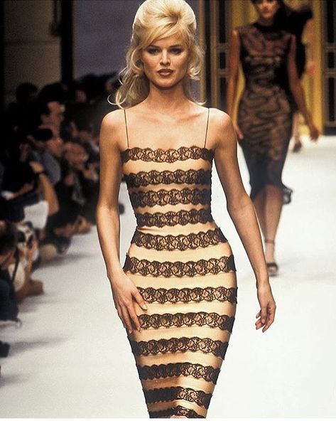 Eva Herzigova, Models 90s, 90s Runway Fashion, Mode Hippie, Runway Fashion Couture, Vintage Runway, 90s Models, 1990s Fashion, Claudia Schiffer