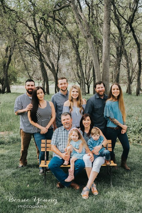 Family Portrait Photography Poses, Adult Family Photos, Large Family Pictures, Large Family Photography, Extended Family Pictures, Large Family Portraits, Large Family Poses, Extended Family Photography, Family Portrait Outfits