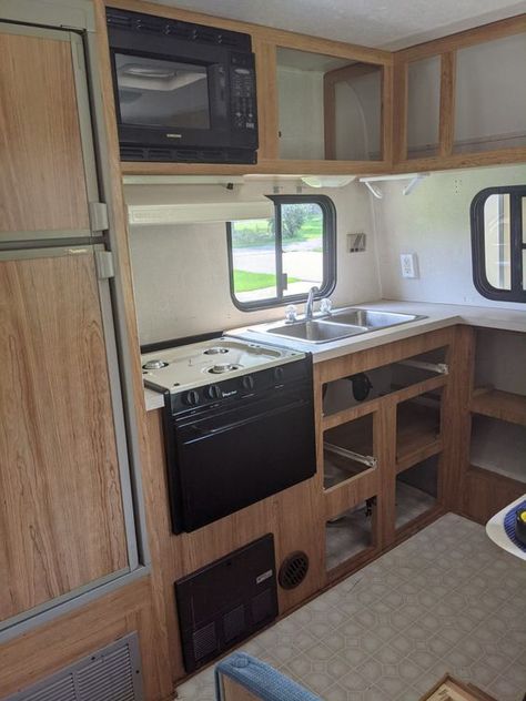 How to Paint RV Cabinets the Right Way Paint Rv Cabinets, Vintage Trailer Decor, Cabinet Door Makeover, Paint Rv, Rv Cabinets, Decorating Your Rv, Kitchen Cabinet Inspiration, Rv Interior Remodel, Camper Kitchen