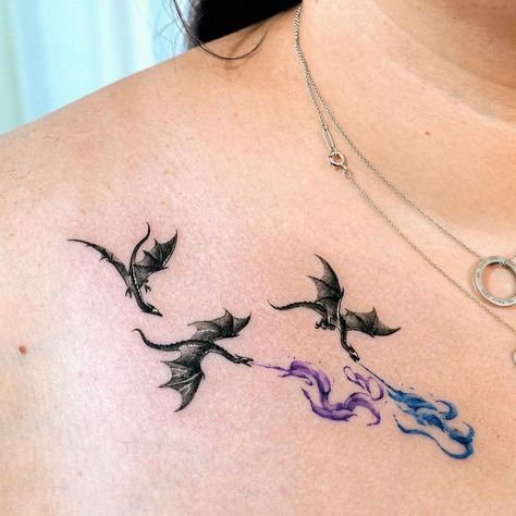 Some dragon tattoo inspiration for my fellow dragon book/show lovers 🐉 Some of these pictures I found on Pinterest and Instagram and I tried to find the correct artist. #dragon #dragontattoos #bookish #bookstagram #bookinkandfairytales #reader #dragonsandbooks #booksanddragons #dragonshows #bookstagram Tiny Fox Tattoo, Book Dragon Tattoo, Dragon Shoulder Tattoo, Tattoo Sleeve Cover Up, Dragons Tattoo, Small Dragon Tattoos, Dragon Book, Bookish Tattoos, Flying Tattoo