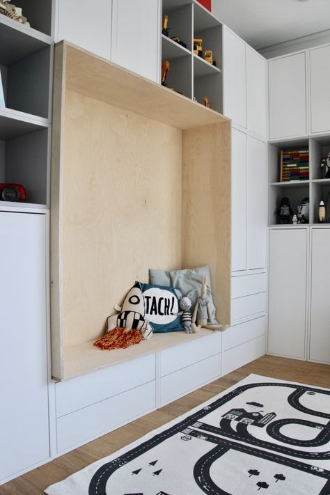 Die neue Schrankwand und Lieblingsdeko für das Kinderzimmer meines Sohnes – lovelymine – Dein Interior Blog voller Inspirationen Ikea Shelf Unit, Eket Ikea, Small Hallway Decorating, Ikea Playroom, Ikea Eket, Small Hallway Ideas, Ikea Shelves, Ikea Besta, Hal Decor