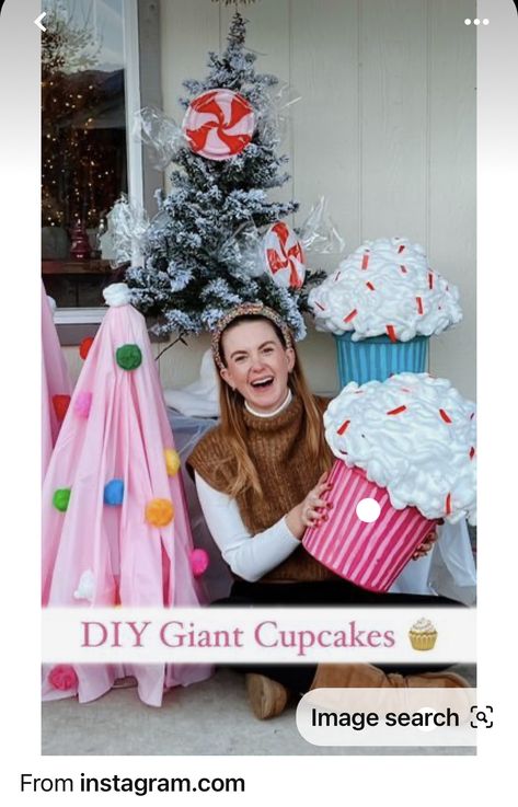 Diy Candyland, Diy Karton, Christmas Parade Floats, Candy Decorations Diy, Spray Paint Can, Gingerbread Cupcakes, Gingerbread Party, Gingerbread Christmas Decor, Gingerbread House Decorations