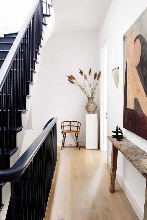 Athena Calderone Style, Sofas Vintage, Parlor Floor, Athena Calderone, Marble Columns, American Houses, Painted Stairs, Parisian Apartment, Hamptons House