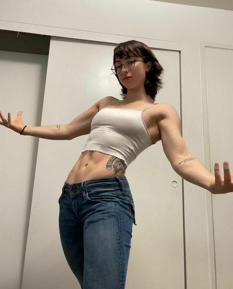 Lean Beef Patty, Buff Women, Mode Costume, Female Reference, Photographie Portrait Inspiration, Female Pose Reference, Anatomy Poses, Beef Patty, Lean Beef