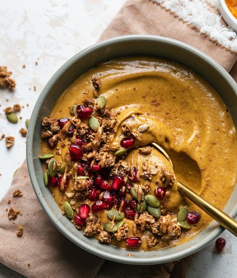 Pumpkin Pie Smoothie Bowl | Becks Lives Healthy Pumpkin Smoothie Bowl, Carrot Cake Protein Balls, Pumpkin Spice Smoothie Bowl, Cake Protein Balls, No Bake Carrot Cake, Carrot Cake Protein, Fall Smoothies, Smoothie Bowl Recipe Healthy, Pumpkin Spice Smoothie