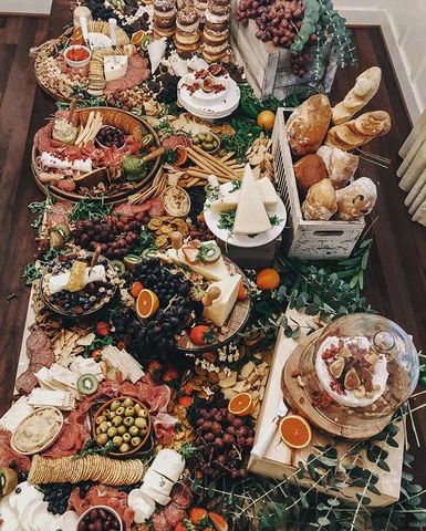 Wedding Grazing Table, Grazing Table Ideas, Fruit Kabob, Plateau Charcuterie, Charcuterie Inspiration, Grazing Table, Oktoberfest Party, Party Food Platters, Charcuterie And Cheese Board