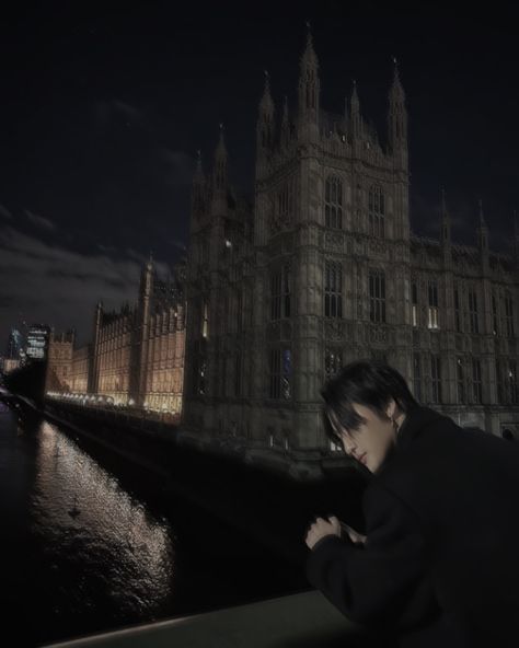 Ateez Night Photo, Ateez Bf Pics, Seonghwa Icons Dark, Dark Seonghwa, Seonghwa Aesthetic Wallpaper, Seonghwa Dark Aesthetic, Ateez Dark Aesthetic, Santai Wallpaper, London Poses