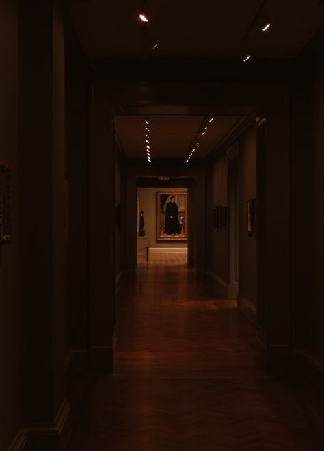 Art Studio Aesthetic Dark, Dark Museum Aesthetic, Museum Aesthetic Dark, Dark Art Gallery, Dark Museum, Evil Painting, Dark Room Aesthetic, Art Museum Aesthetic, Dark Painting