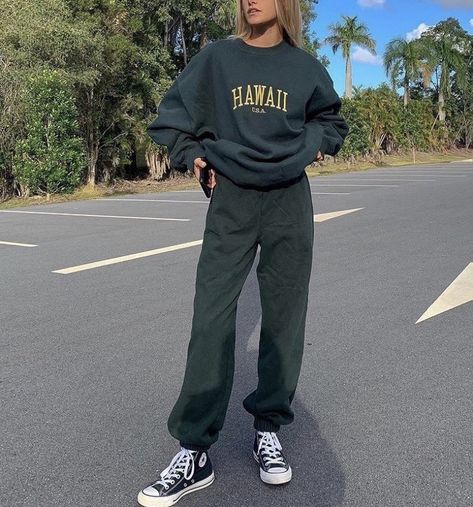 Summer Outfit Cargo Pants, Cargo Pants With Crewneck, Cargo Pants Crewneck Outfit, Sweatpants And Crewneck Outfit, Crewneck And Sweatpants Outfit, Converse And Sweatpants Outfit, Sweatpants And Converse Outfits, Oversized Clothes Aesthetic, Aesthetic Sweatpants Outfit