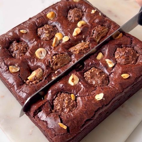 Ferrero Rocher Brownies Ferrero Rocher Brownies, 2 Ingredient Pizza Dough, Milk Chocolate Cake, Thanksgiving Appetizers Easy, Christmas Brownies, Roasted Hazelnuts, Thanksgiving Food Desserts, Delicious Thanksgiving, How To Roast Hazelnuts