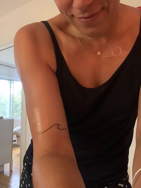 Wave Tattoo Bicep, Wave Tattoo On Collar Bone, Small Wave Tattoo Wrist, Wrist Wave Tattoo, Tattoos Woman Arm, Wave Tattoo Women, Beach Girl Tattoo Ideas, Small Tattoos Woman, Dainty Wave Tattoo