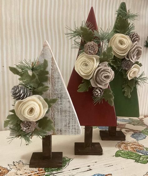 Tree Themes, Wood Christmas Tree, Christmas Tree Crafts, Christmas Wood Crafts, Wood Flowers, Wooden Christmas Trees, Holiday Crafts Christmas, Christmas Decorations Rustic, Christmas Ornament Crafts