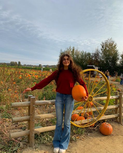 Aesthetic With Friends, Fall Aesthetic Pictures, Hygge Autumn, Pumpkin Patch Photoshoot, Pumpkin Patch Pictures, Studera Motivation, Light Fashion, Pumpkin Photos, Pumpkin Patch Outfit