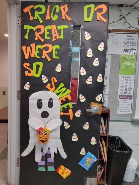 Trick or treat we're so sweet! Halloween Classroom Door, Elementary Bulletin Boards, Halloween Bulletin Boards, Door Decorating Contest, School Halloween, Halloween Classroom, Door Decorating, Halloween Door Decorations, Door Decorations Classroom