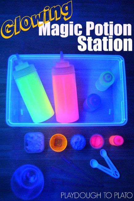 Glowing Magic Potion Station. Awesome kids science for Halloween!! Potion Station, Glow Stick Jars, Science Art Projects, Snacks Kids, Playdough To Plato, Science Kids, Light Science, Neon Paint, Halloween Science