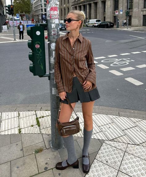 Linda.sza on IG, styling tall grey socks and ballet flats, styling a pinstriped shirt, sexy business outfit, pleated skirt outfit #coolgirl #itgirl Linda Sza, Pleated Skirt Outfit, Skirt Outfits Fall, Estilo Indie, Skandinavian Fashion, Sock Outfits, Europe Outfits, Chique Outfits, Miniskirt Outfits